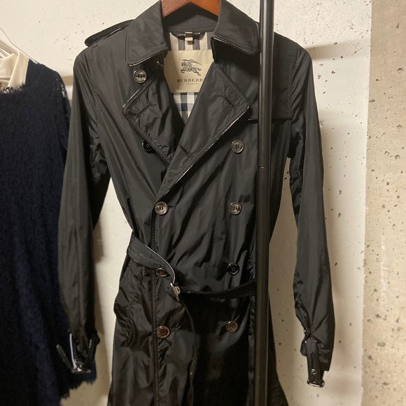 Burberry trench with patent leather piping. - Picture 4 of 7